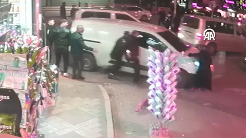 Polisten kaçarken yoldan geçen kadını ezdi