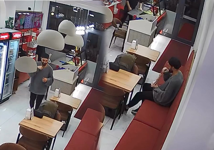 Dürüme sakalının, göğsünün kıllarını koparıp koydu. Parasını ödemeden lokantadan çıktı 