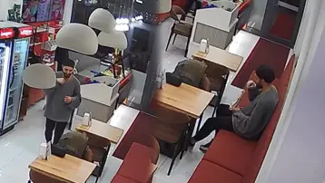 Dürüme sakalının, göğsünün kıllarını koparıp koydu. Parasını ödemeden lokantadan çıktı 