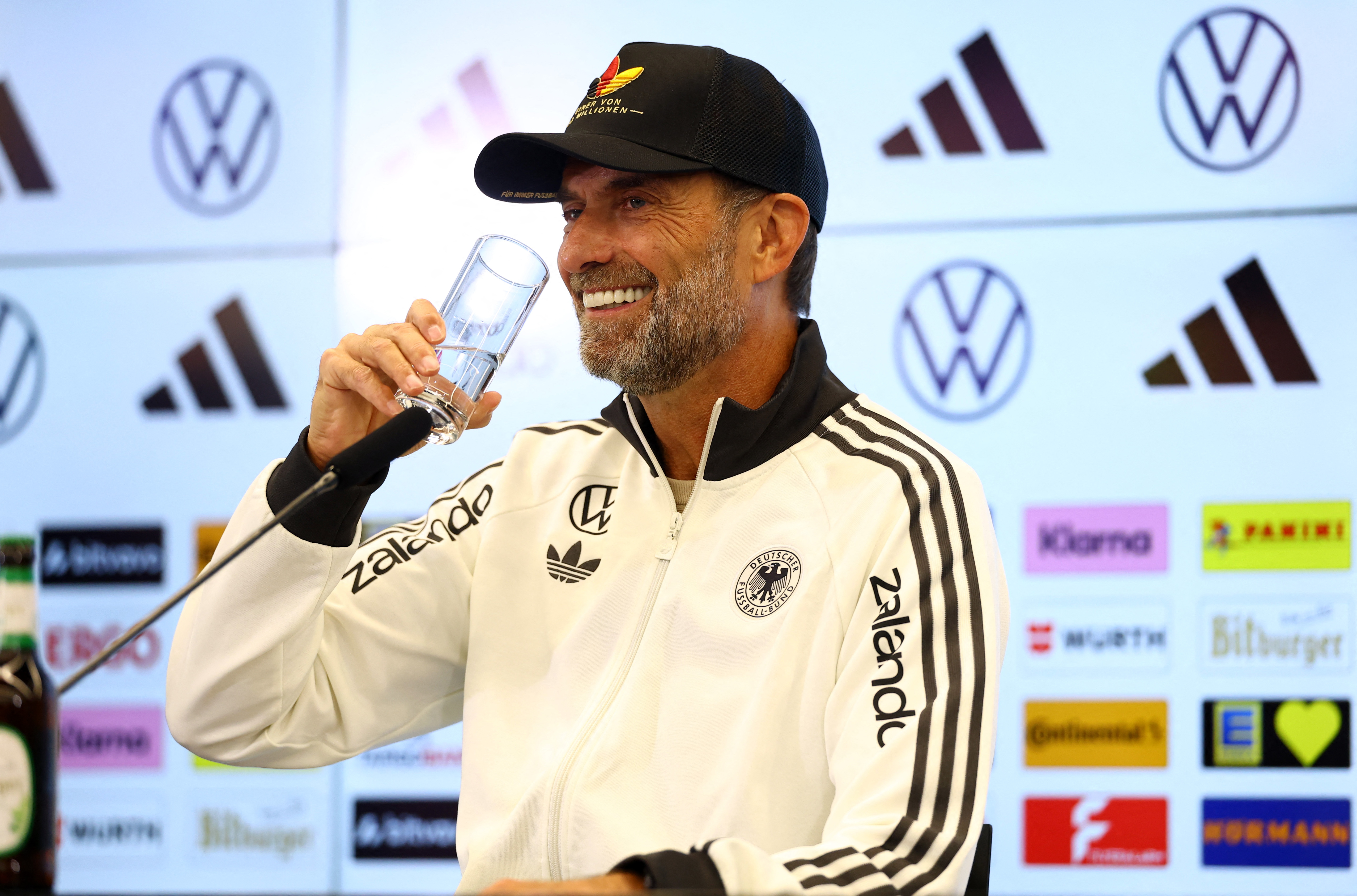 Almanya'da Klopp yasakları başladı. Listede telefon da var özel kuaför de