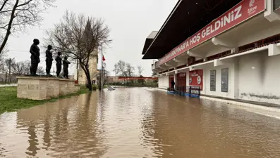 Tunca Nehri taştı. Er Meydanı sular altında kaldı