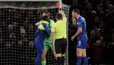 Manchester United-Everton maçında olay: Takım arkadaşına tokat attı, kırmızı kart gördü