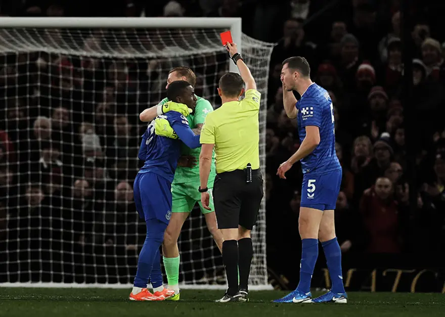 Manchester United-Everton maçında olay: Takım arkadaşına tokat attı, kırmızı kart gördü 