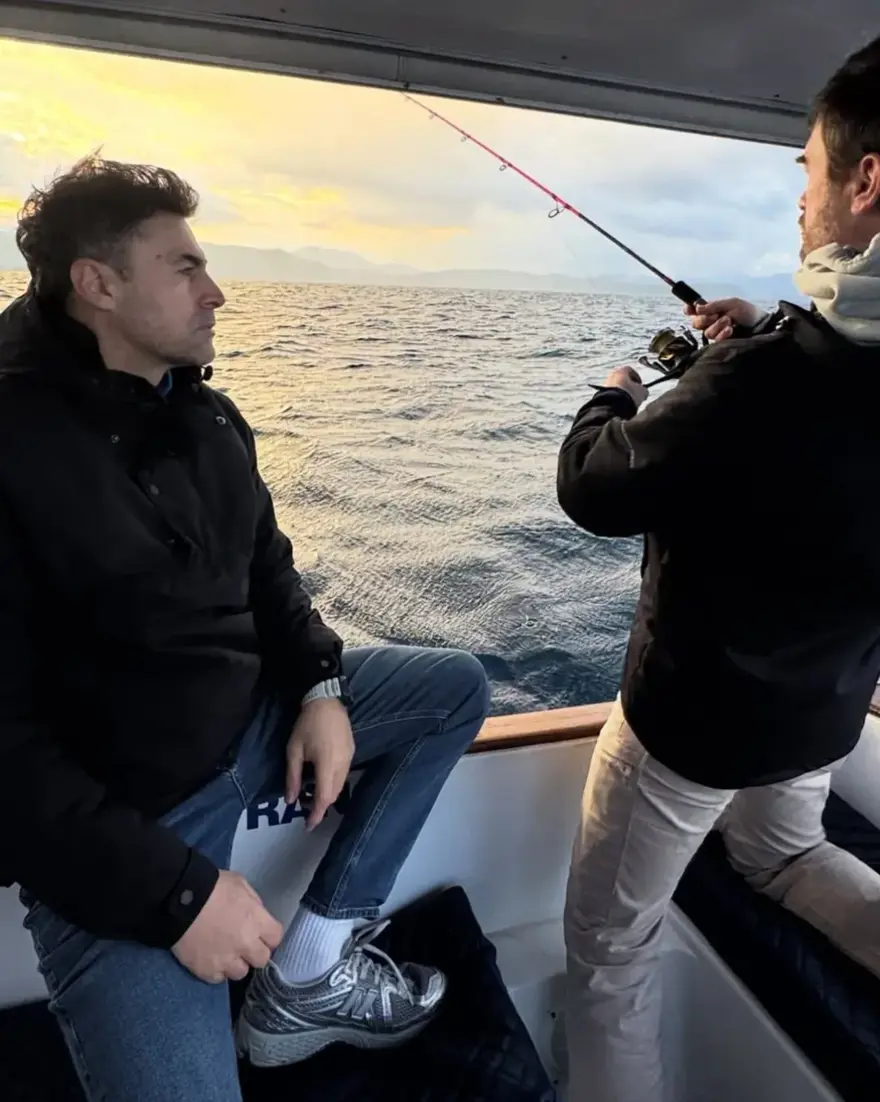 Kıvanç Tatlıtuğ ile Kıvanç Kasabalı balıkta. Deniz tutkusuyla bilinen ünlüler 1