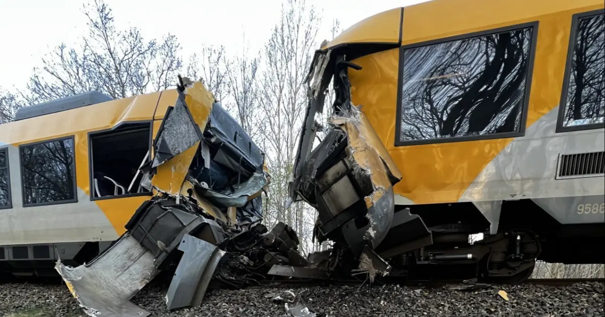 Danimarka’da iki tren kafa kafaya çarpıştı. Çok sayıda yaralı var