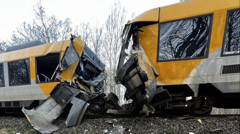 Danimarka’da iki tren kafa kafaya çarpıştı. Çok sayıda yaralı var