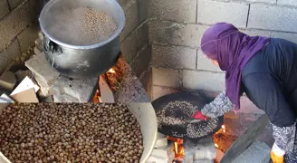 Kızgın kumda hiç durmadan karıştırılıyor