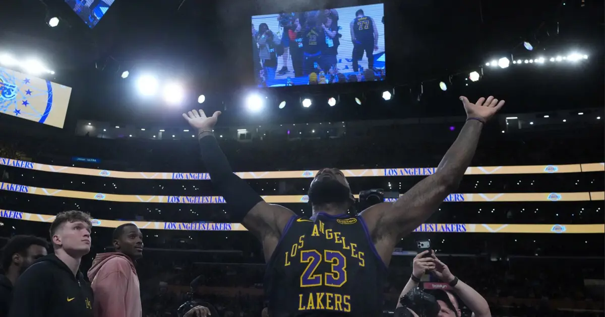 LeBron James parkeye döndü, Lakers rahat kazandı