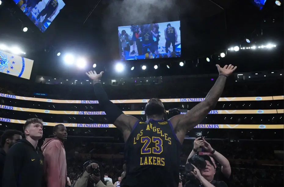 LeBron James parkeye döndü, Lakers rahat kazandı