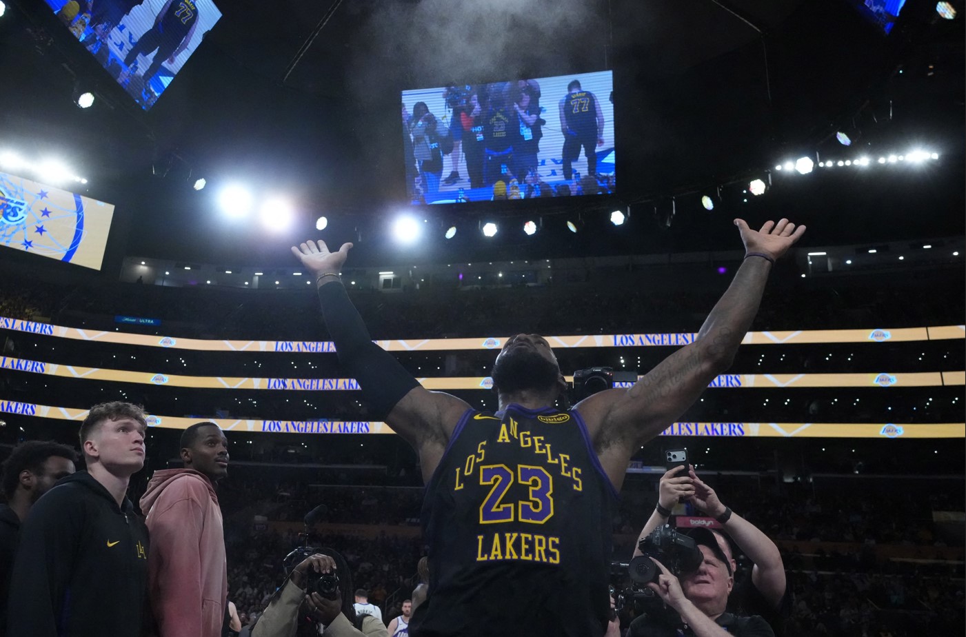 LeBron James parkeye döndü, Lakers rahat kazandı