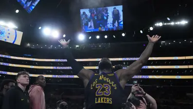 LeBron James parkeye döndü, Lakers rahat kazandı