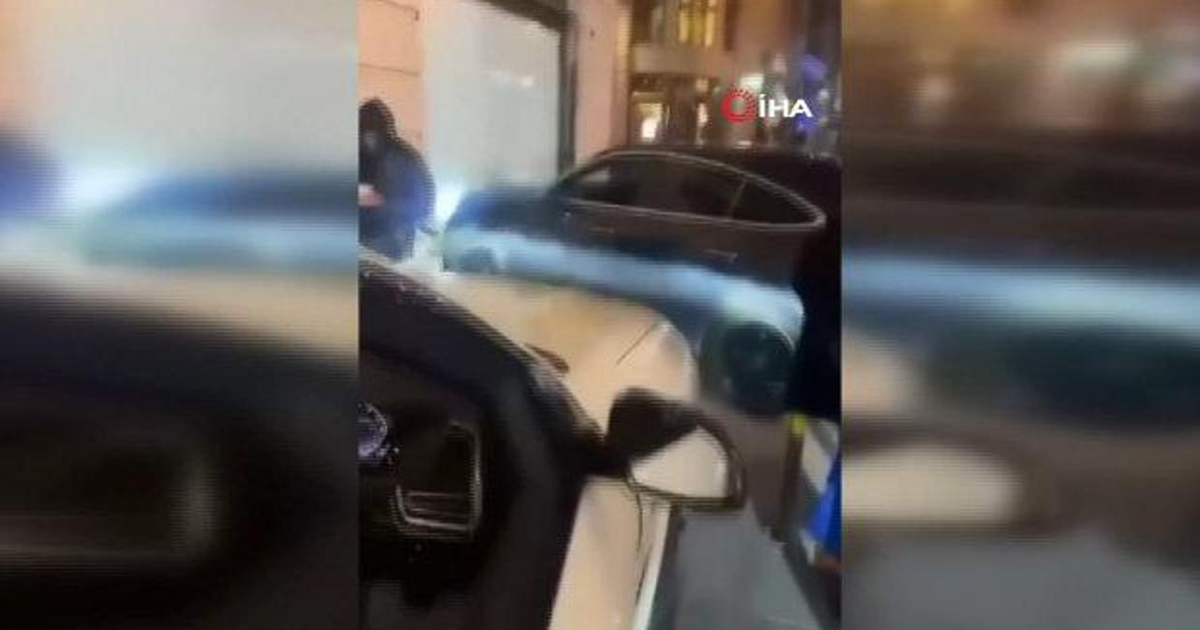 Otomobil yayaların arasına daldı: Sosyal medya ünlüsü ağır yaralandı