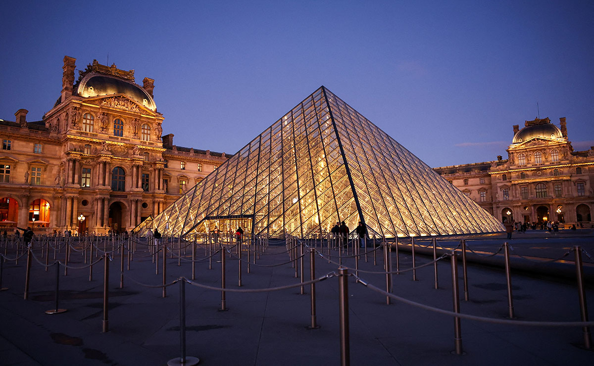Louvre müzesi önce soyuldu şimdi ise sallanıyor
