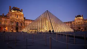 Louvre müzesi önce soyuldu şimdi ise sallanıyor