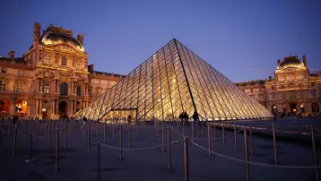Louvre müzesi önce soyuldu şimdi ise sallanıyor