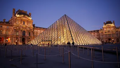 Louvre Müzesi'nde soygunun ardından çalışan sorunları büyüyor