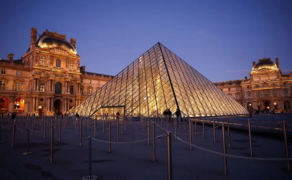 Louvre müzesi önce soyuldu şimdi ise sallanıyor