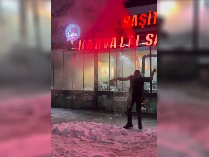 Fenomen tostçu şov yapmak isterken kendini yaktı. Bir demlik sıcak su başından aşağı döküldü 1