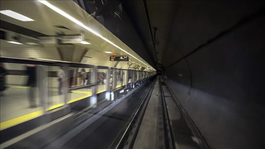 7 dakikalık yol 35 dakikaya çıktı. M7 Metro Hattı'nın yeniden açılışı için tarih verildiM7 Metro Hattı'nda yeraltı sularının yarattığı çökmenin onarımı için çalışmalar sürüyor. İstanbul Büyükşehir Belediyesi yöneticileri seferlerin ne zaman normale döneceğine ilişkin tarih verdi.