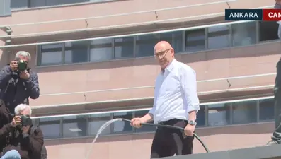 CHP'li Mahmut Tanal, elinde hortumla güvenlik kulübesine çıktı