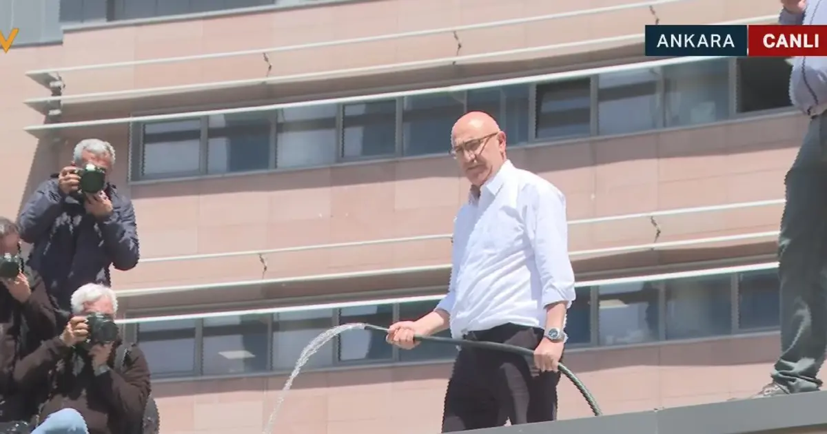 CHP'li Mahmut Tanal, elinde hortumla güvenlik kulübesine çıktı