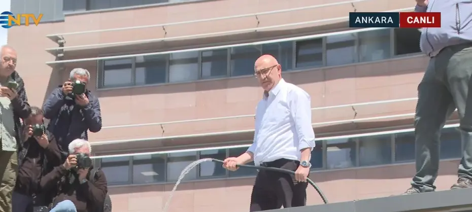 CHP'li Mahmut Tanal, elinde hortumla güvenlik kulübesine çıktı