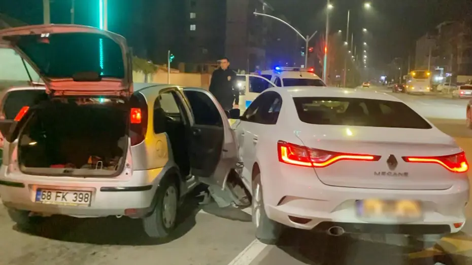 Alkollü sürücü emniyet müdürü yardımcısının aracına çarptı