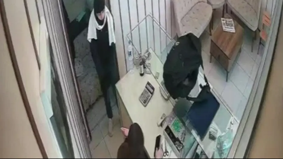 Kuyumcuda silahlı soygun girişimi güvenlik kamerasında