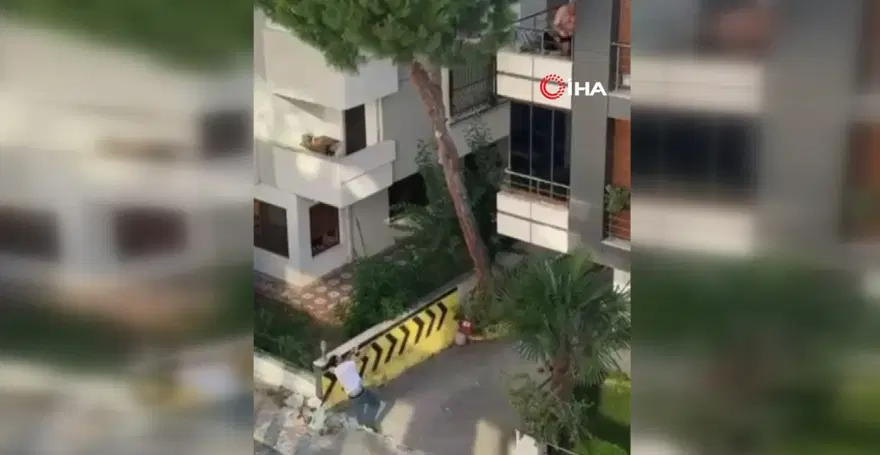 Maltepe'de mahalleyi ayağa kaldıran çığlıklar. Balkondaki adama taş yağdırdılar 2 Maltepe'de mahalleyi ayağa kaldıran çığlıklar. Balkondaki adama taş yağdırdılar 2