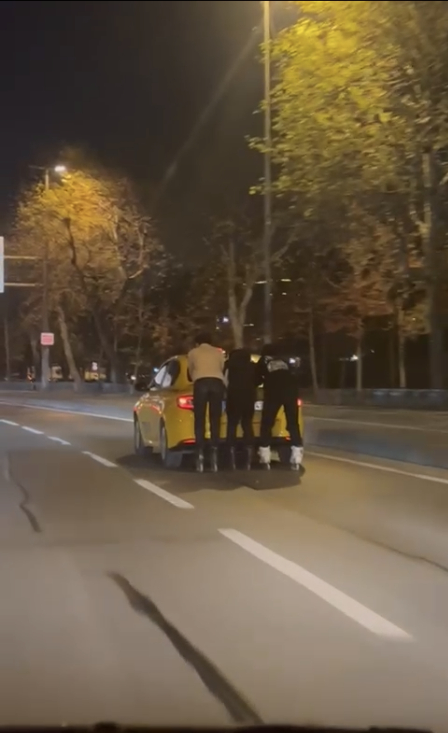 Sahil yolunda patenli gençlerin tehlikeli yolculuğu