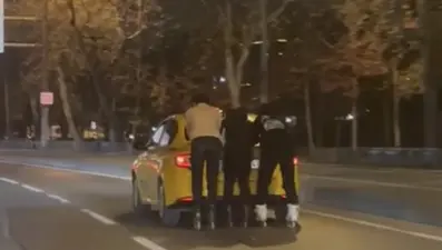 Sahil yolunda patenli gençlerin tehlikeli yolculuğu