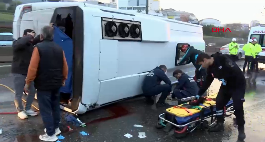 Maltepe'de servis minibüsü devrildi, yaralılar var