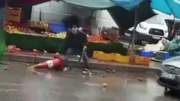 Manav ortalığı birbirine kattı: Yoldan geçenlere plastik kasa fırlatıp satırla saldırdı