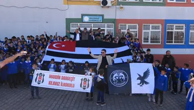 Beşiktaş Kulübü üyelerinden öğrencilere forma hediyesi