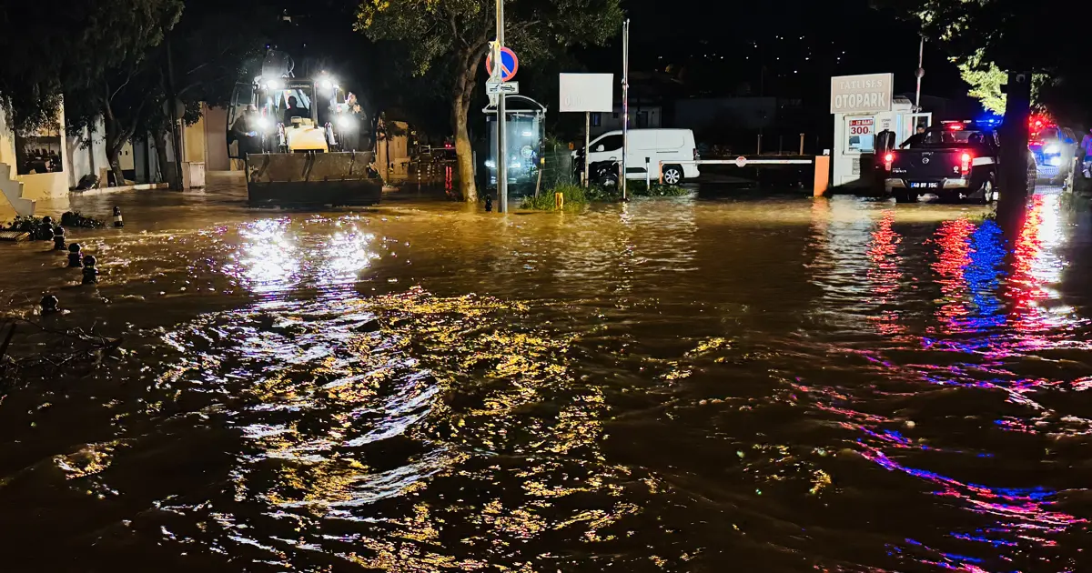 Bodrum ve Marmaris'te sel. Aracıyla suya kapılan kişi aranıyor