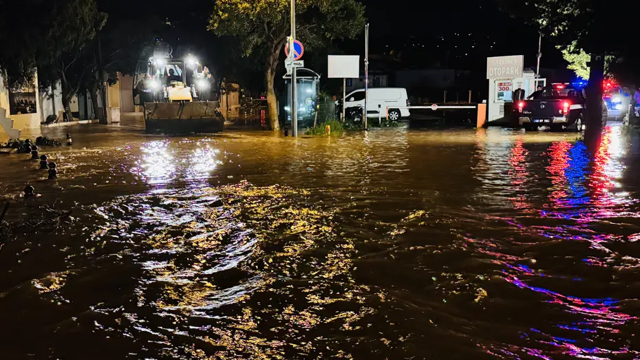 Bodrum ve Marmaris'te sel. Aracıyla suya kapılan kişi aranıyor