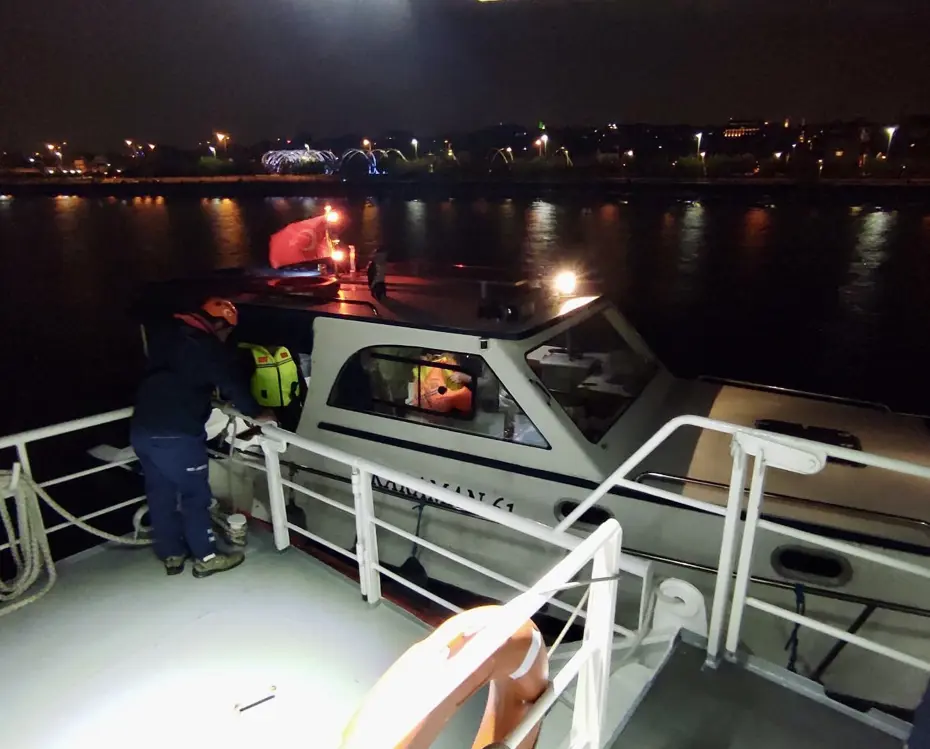 Marmara Denizi'nde sürüklenen tekne kurtarıldı