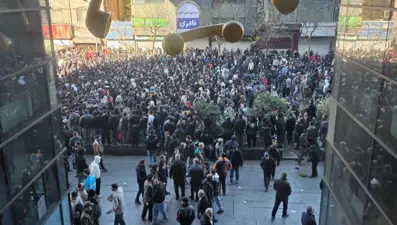 İran'da protestocular bayrak yırttı