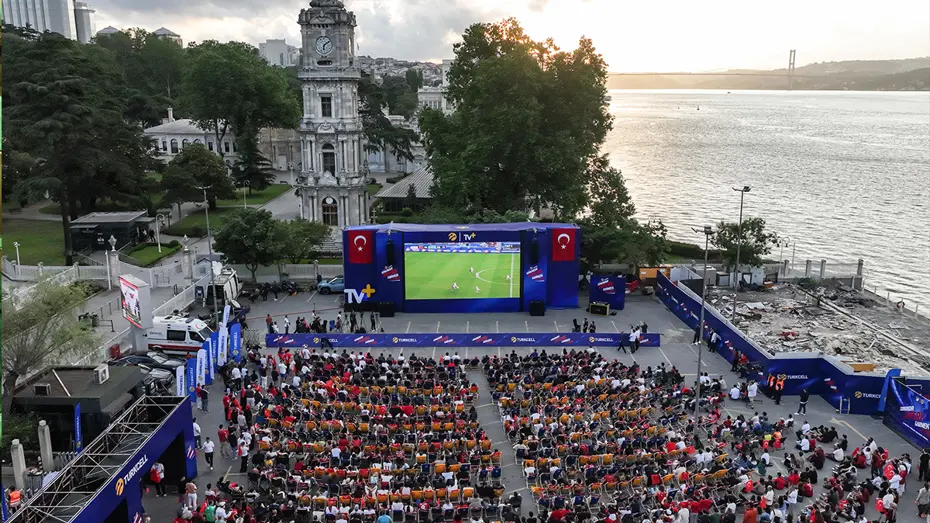 A Milli Futbol Takımı'na destek için meydanlar doldu taştı