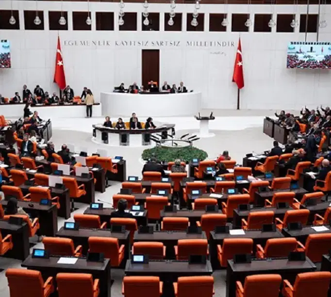 Süreç yasası teklifi komisyondan geçtiTerörsüz Türkiye sürecinin yasal zeminini oluşturacak çerçeve yasa dün Meclis Adalet Komisyonu'nda 18 saat süren görüşme maratonu sonunda kabul edildi.
