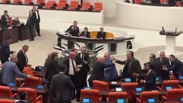 Meclis'te tansiyon yükseldi. AK Parti ve CHP milletvekilleri arasında gerginlik