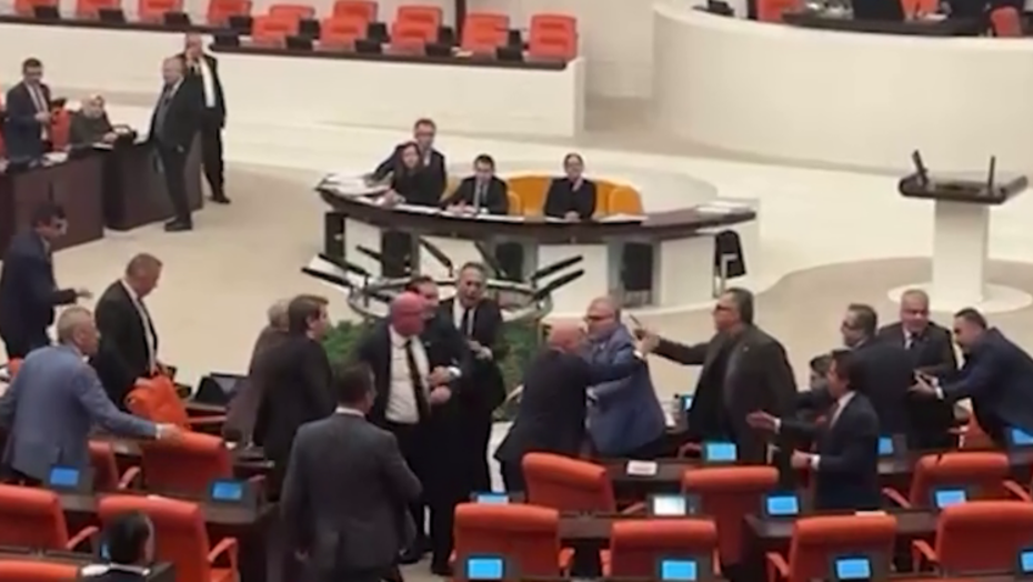 Meclis’te tansiyon yükseldi. AK Parti ve CHP milletvekilleri arasında gerginlik