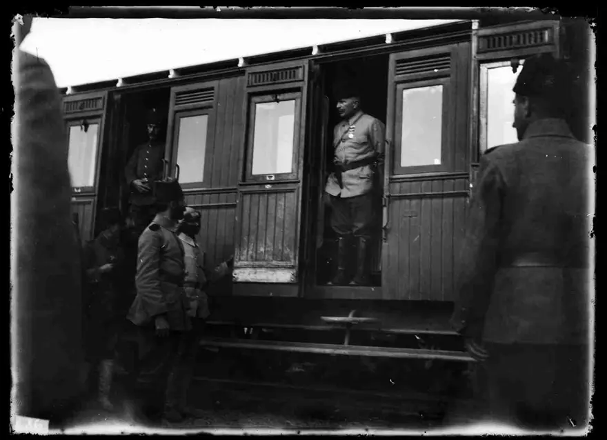 Medine istasyonunda Fahreddin Paşa'nın karşılanışı ve yapılan gösteriler 9