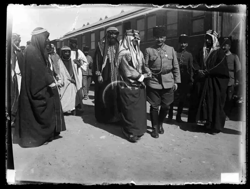 Medine istasyonunda Fahreddin Paşa'nın karşılanışı ve yapılan gösteriler 37