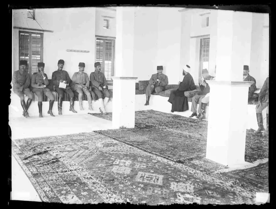 Fahreddin Paşa maiyetiyle Medine`de bir din adamıyla görüşürken 29