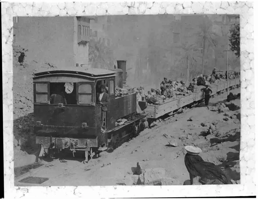 Medine'de Menaha Meydanı'nda ve Harem-i Şerif'in Babü's Selam'ına açılmakta olan Ayniyya Caddesi'nde yapılan çalışmalar ve enkazın taşınması 10