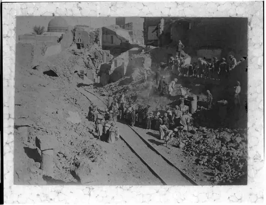 Medine'de Menaha Meydanı'nda ve Harem-i Şerif'in Babü's Selam'ına açılmakta
olan Ayniyya Caddesi'nde yapılan çalışmalar ve enkazın taşınması 54