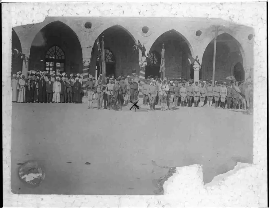 Fahreddin Paşa Medine istasyonu önünde Padişah Vahdeddin'in iradesini okurken 43