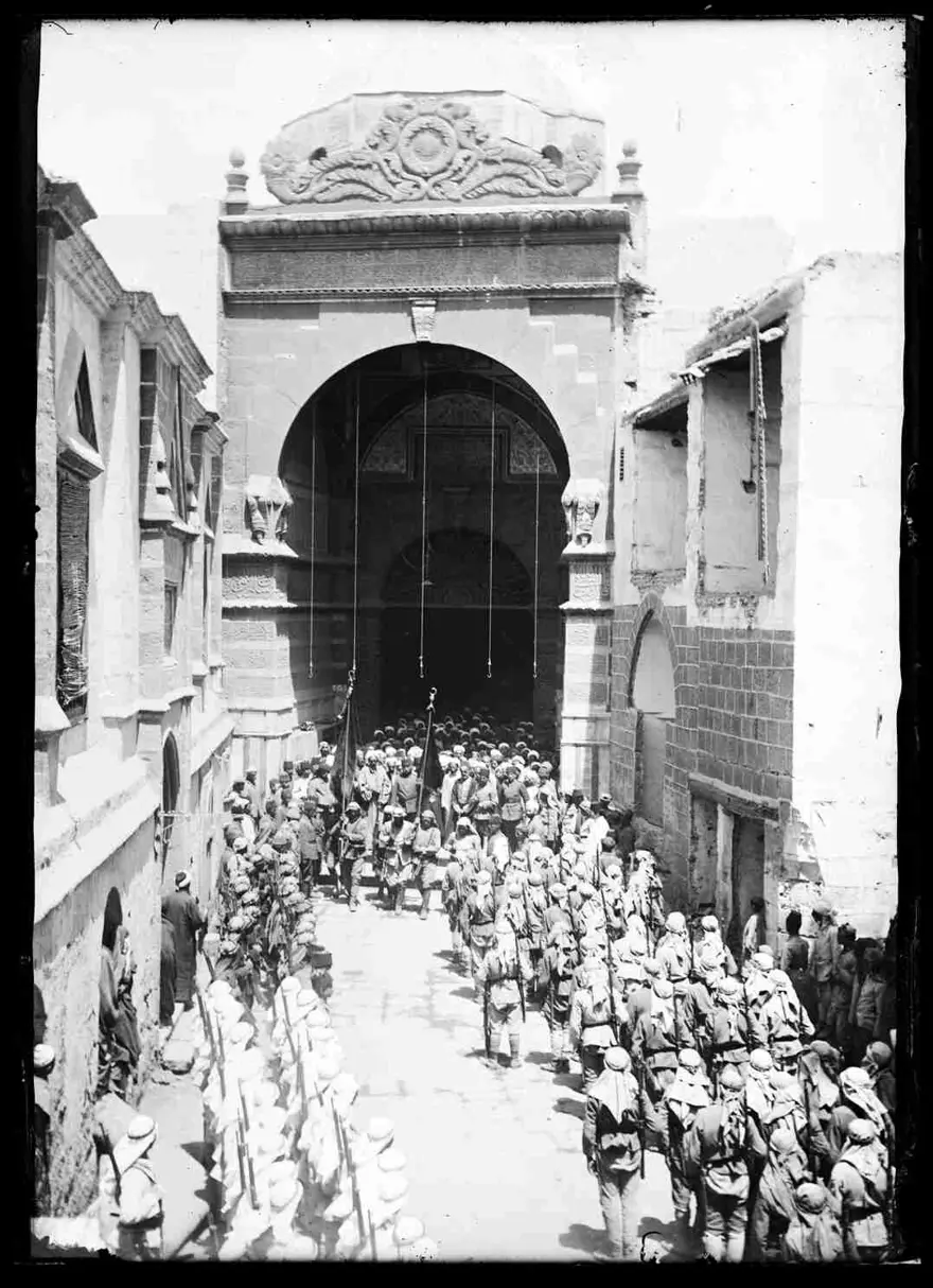 Fahreddin Paşa tarafından Medine`de Mescid-i Nebevi`de 42. ve 55. Alayların
sancaklarına muharebe madalyası takılması töreni  21