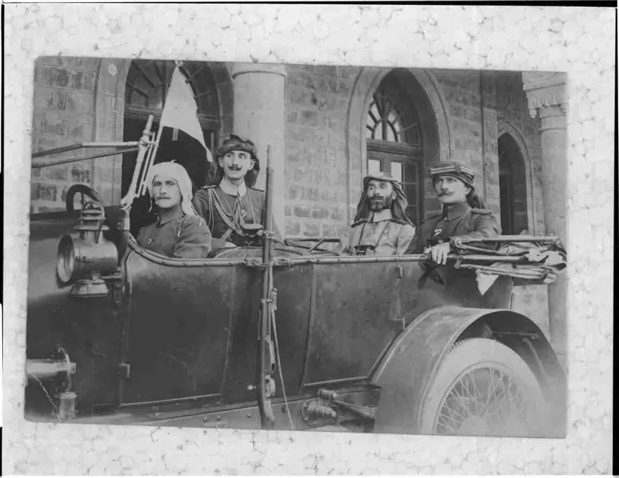 Fahreddin Paşa, Kurmay Başkanı Selahaddin Kip, emir subayı Üsteğmen Şevket ve şoförü Er Tevfik ile Medine'de arabasında  39